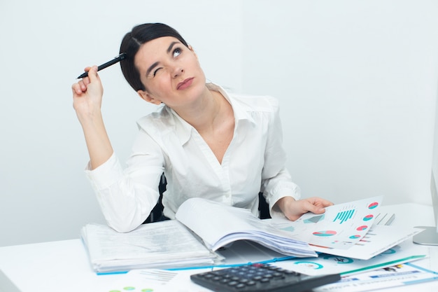 Foto gratuita la donna pensa mentre è in lavorazione