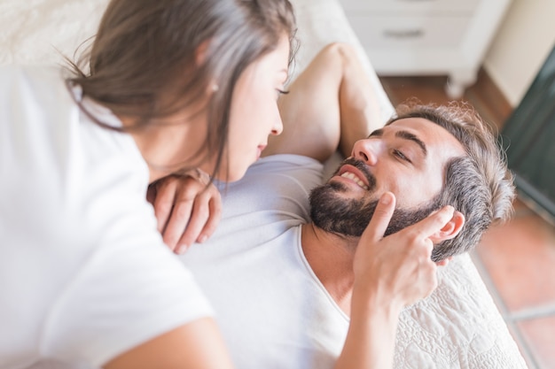 ボーイフレンドのひげに触れる女性