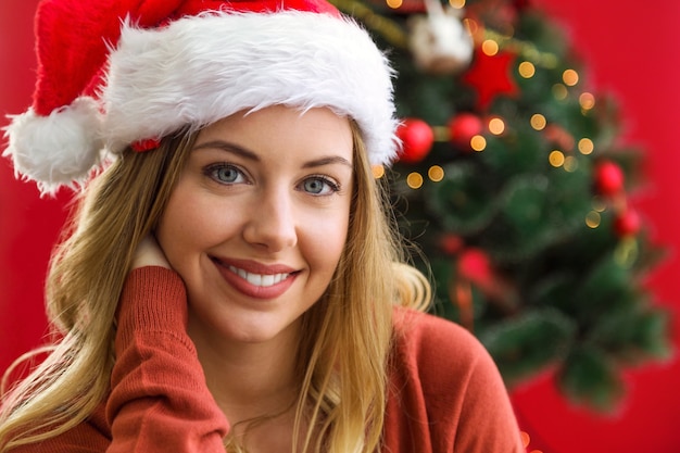 Foto gratuita donna che tocca i capelli mentre sorridente