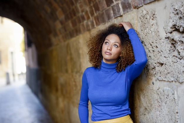 Free photo woman touching her head in a tunnel