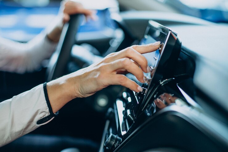 無料Photo 彼女の車の画面に触れる女性