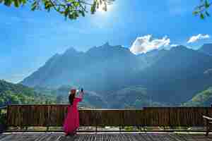 Foto gratuita turista che prende foto delle montagne di doi luang chiang dao, chiang mai, tailandia.