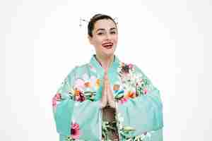 Foto gratuita donna in kimono giapponese tradizionale che sorride tenendosi per mano insieme nel gesto di saluto su bianco