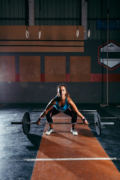 Donna di formazione in palestra