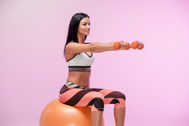 Foto gratuita addestramento della donna in abiti sportivi