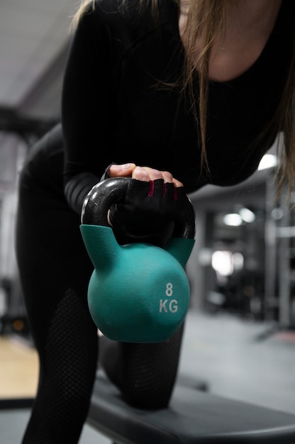 Foto gratuita allenamento donna con sollevamento pesi