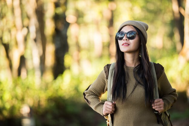 女性旅行者が森で一人で行く