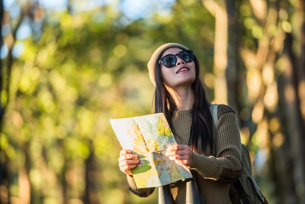 女性旅行者が森で一人で行く