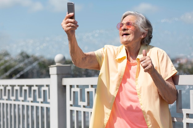 Foto gratuita donna che viaggia da sola in estate