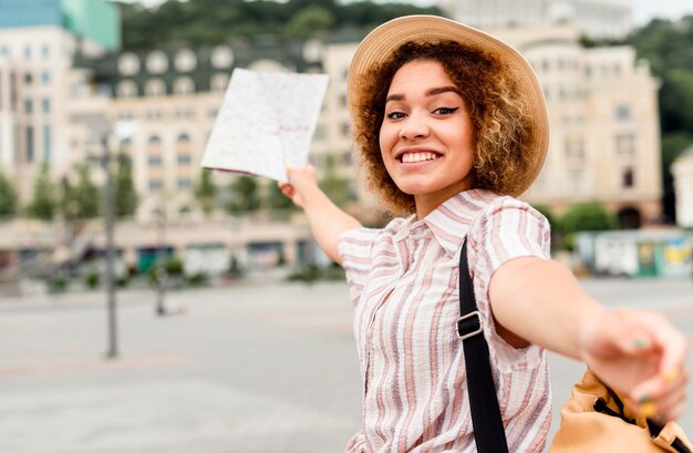 地図だけで旅行する女性