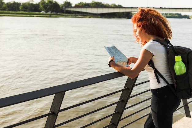 Foto gratuita donna che viaggia per il mondo