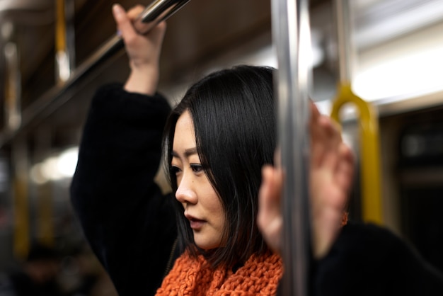 도시 지하철에서 여행하는 여자