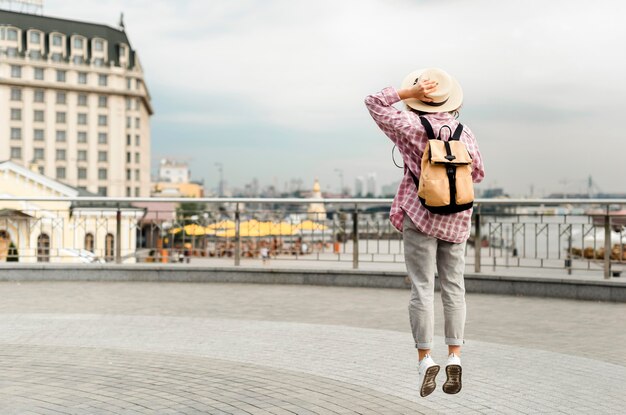 コピースペースで新しい場所に旅行する女性