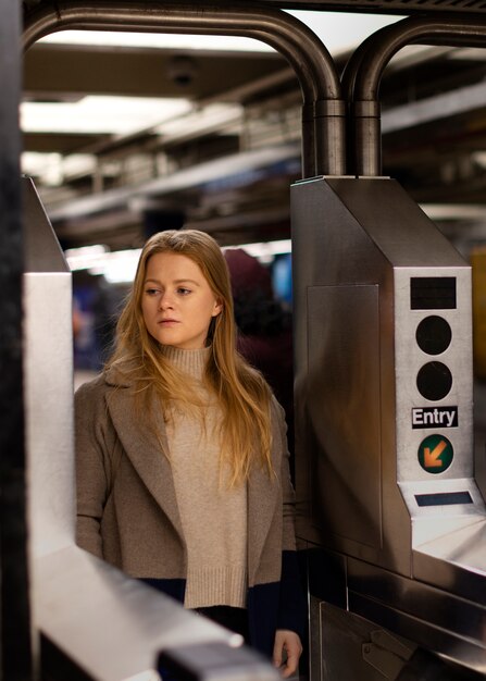 無料写真 市内の地下鉄を旅する女性