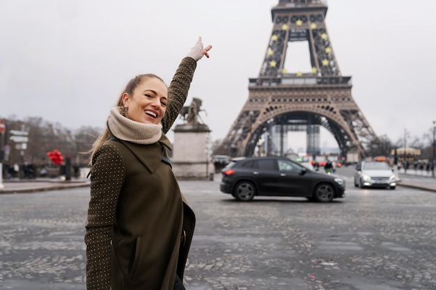 파리를 여행하는 여성