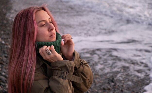Женщина, путешествующая на берегу моря средний план