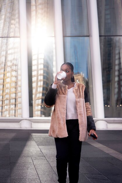 Женщина путешествует по городу со своим кофе