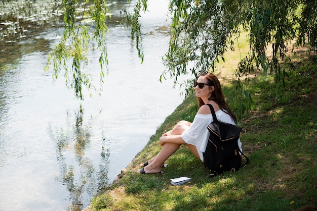 Donna che viaggia con un vestito bianco carino