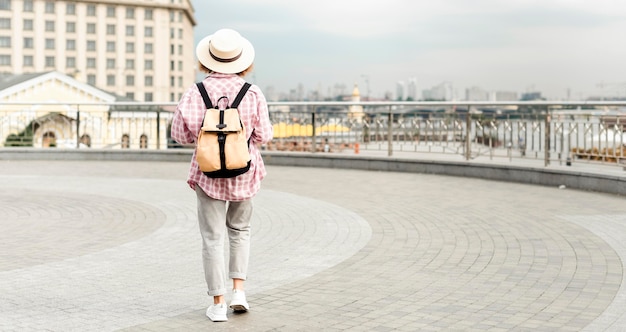 Foto gratuita donna che viaggia con lo spazio della copia