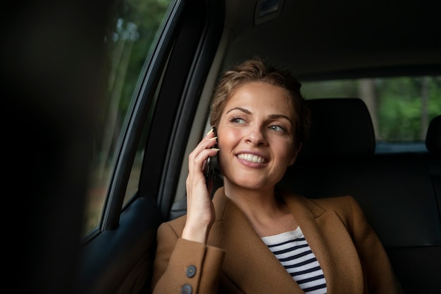 Foto gratuita donna che viaggia con la sua auto