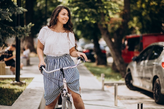 마을에서 자전거를 타고 여행하는 여자