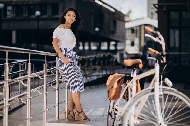 町で自転車で旅行する女性