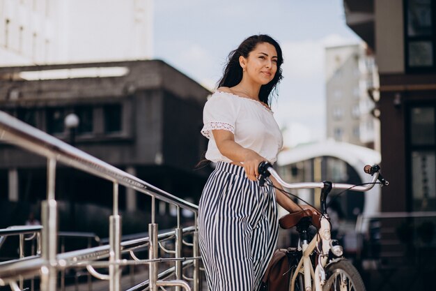 町で自転車で旅行する女性