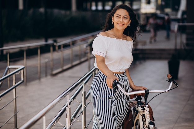 町で自転車で旅行する女性