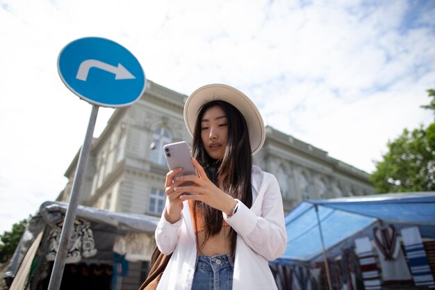 地元を旅する女性