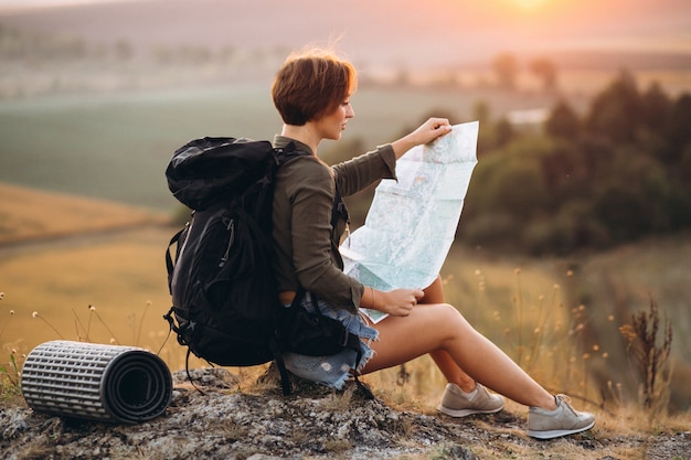 女性が旅行し、地図を使用して