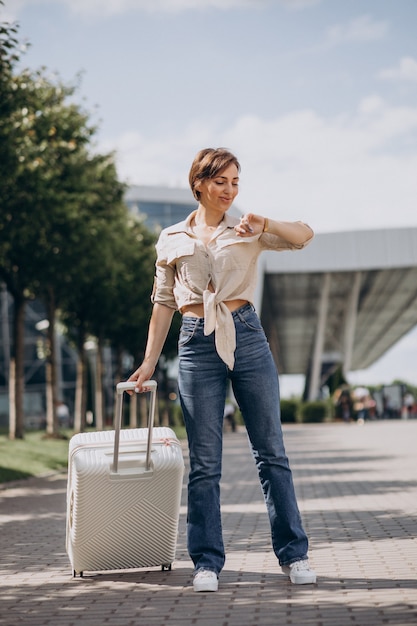 Free photo woman travelling with luggage