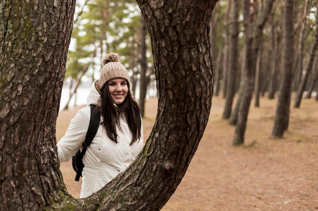 Foto gratuita donna dietro l'albero