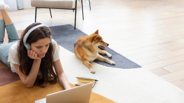 犬の隣で仕事をしようとする女性