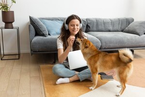 免费的女人试图与她的狗照片