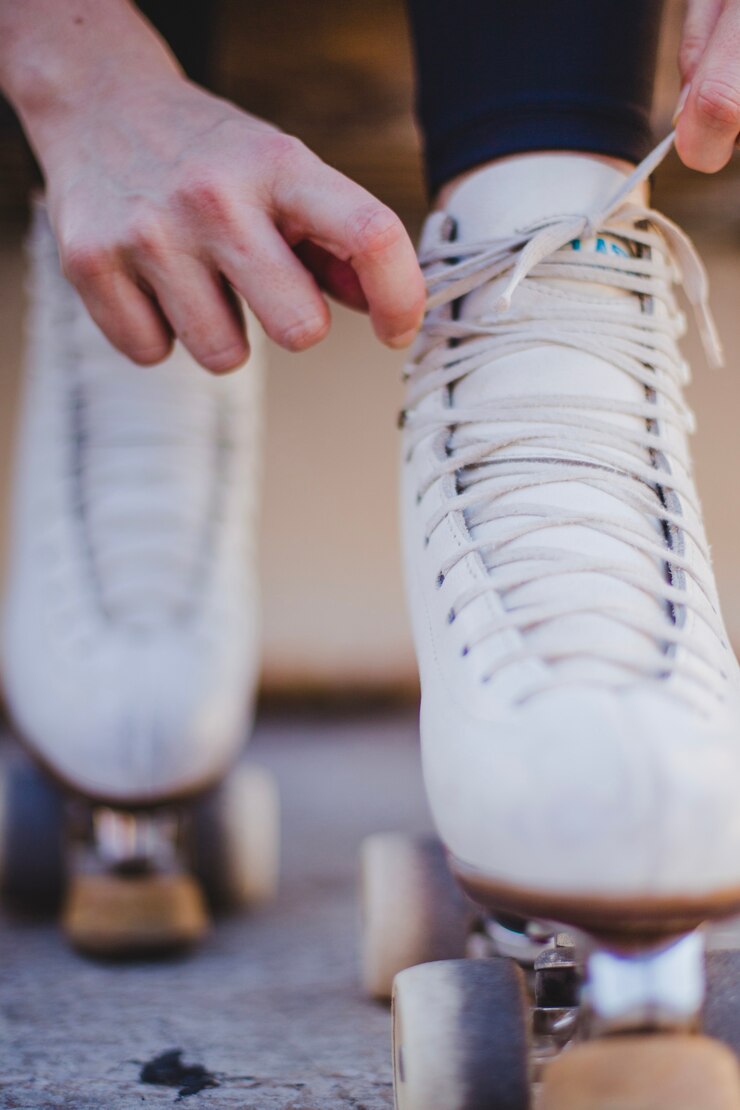 무료 Photo rollerskate에 끈을 묶는 여자