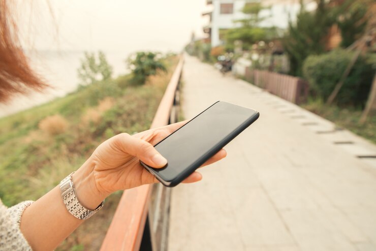 Free Photo woman typing on a smartphone