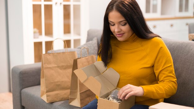 新しい購入品を開梱する女性