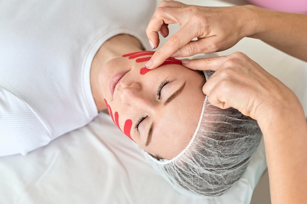 Free photo woman undergoing therapy with physiologist