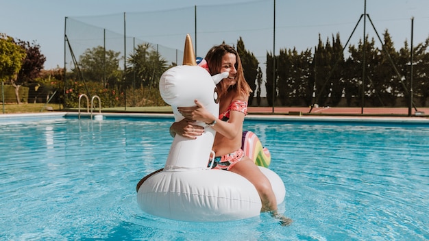 Foto gratuita donna su unicorno in acqua