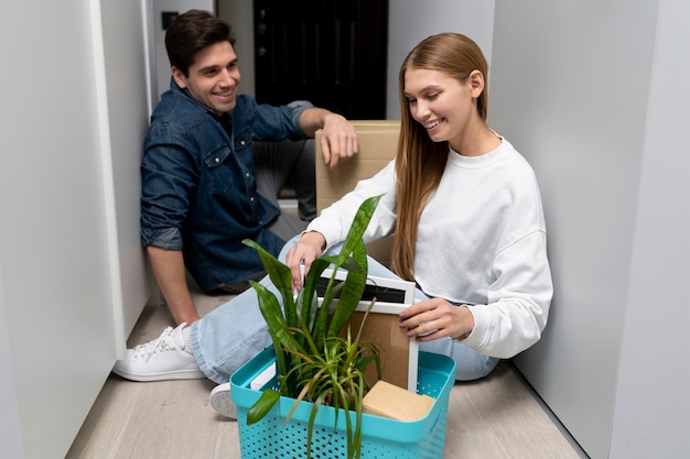 Free photo woman unpacking belongings after moving in a new house