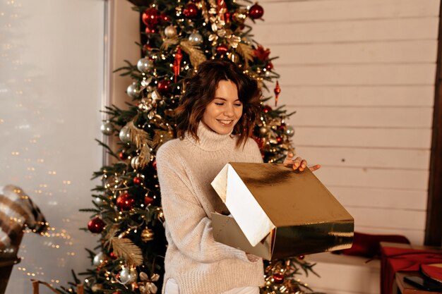 クリスマスプレゼントを開梱する女性
