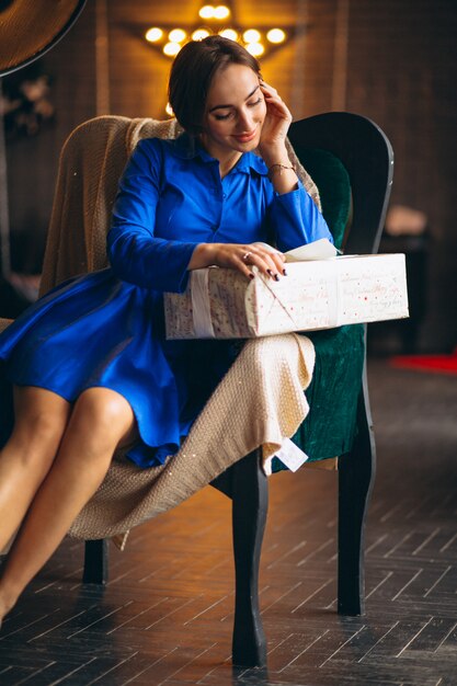 Foto gratuita donna che disimballa i regali dall'albero di natale