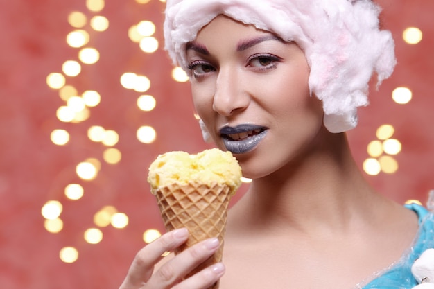Foto gratuita donna in abito insolito fatto di marshmallow e parrucca di zucchero filato