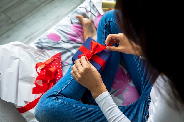 Free photo woman unwrapping her gifts