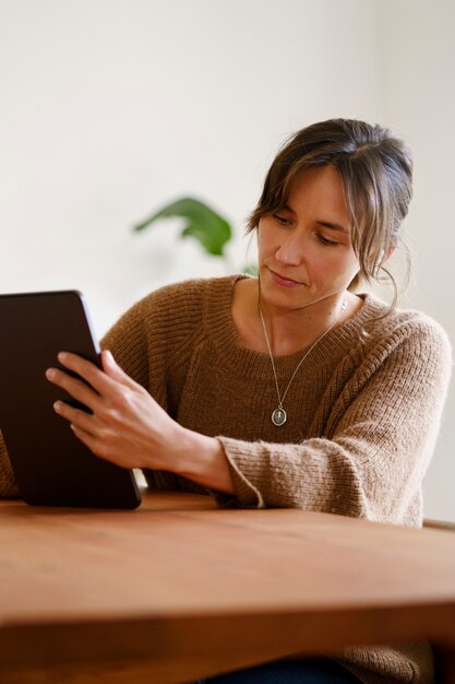 デジタルタブレット技術を使用している女性