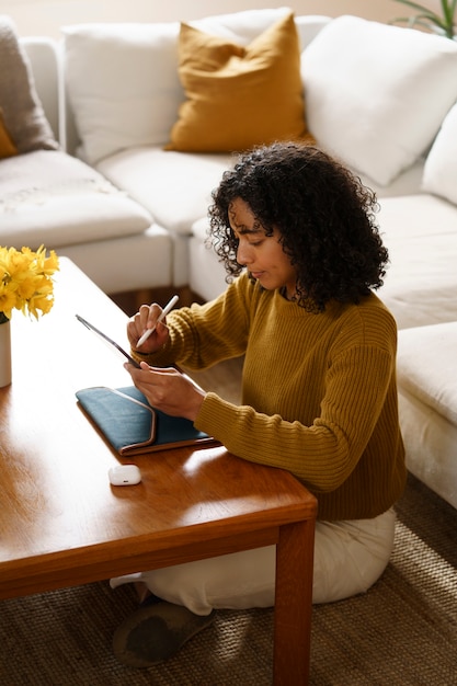 Foto gratuita donna che utilizza la tecnologia della tavoletta digitale