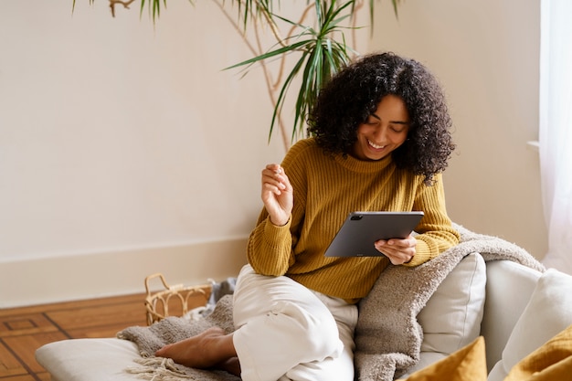 Donna che utilizza la tecnologia della tavoletta digitale