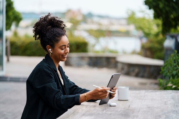 Donna che utilizza la tecnologia della tavoletta digitale