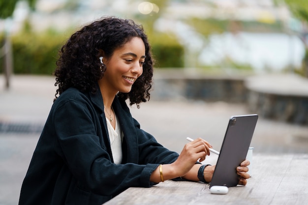 Donna che utilizza la tecnologia della tavoletta digitale