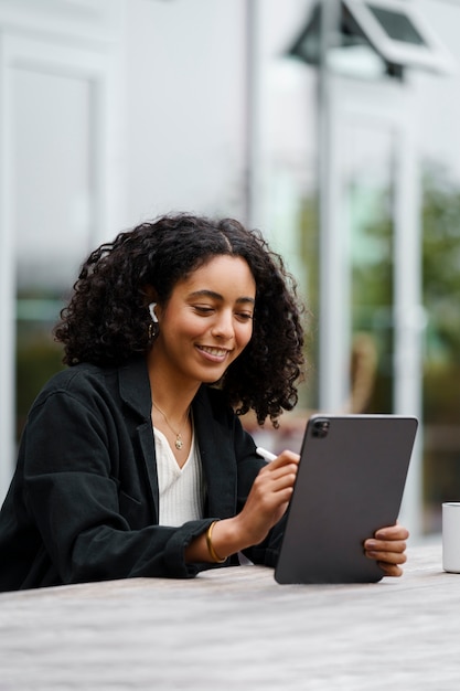 Foto gratuita donna che utilizza la tecnologia della tavoletta digitale